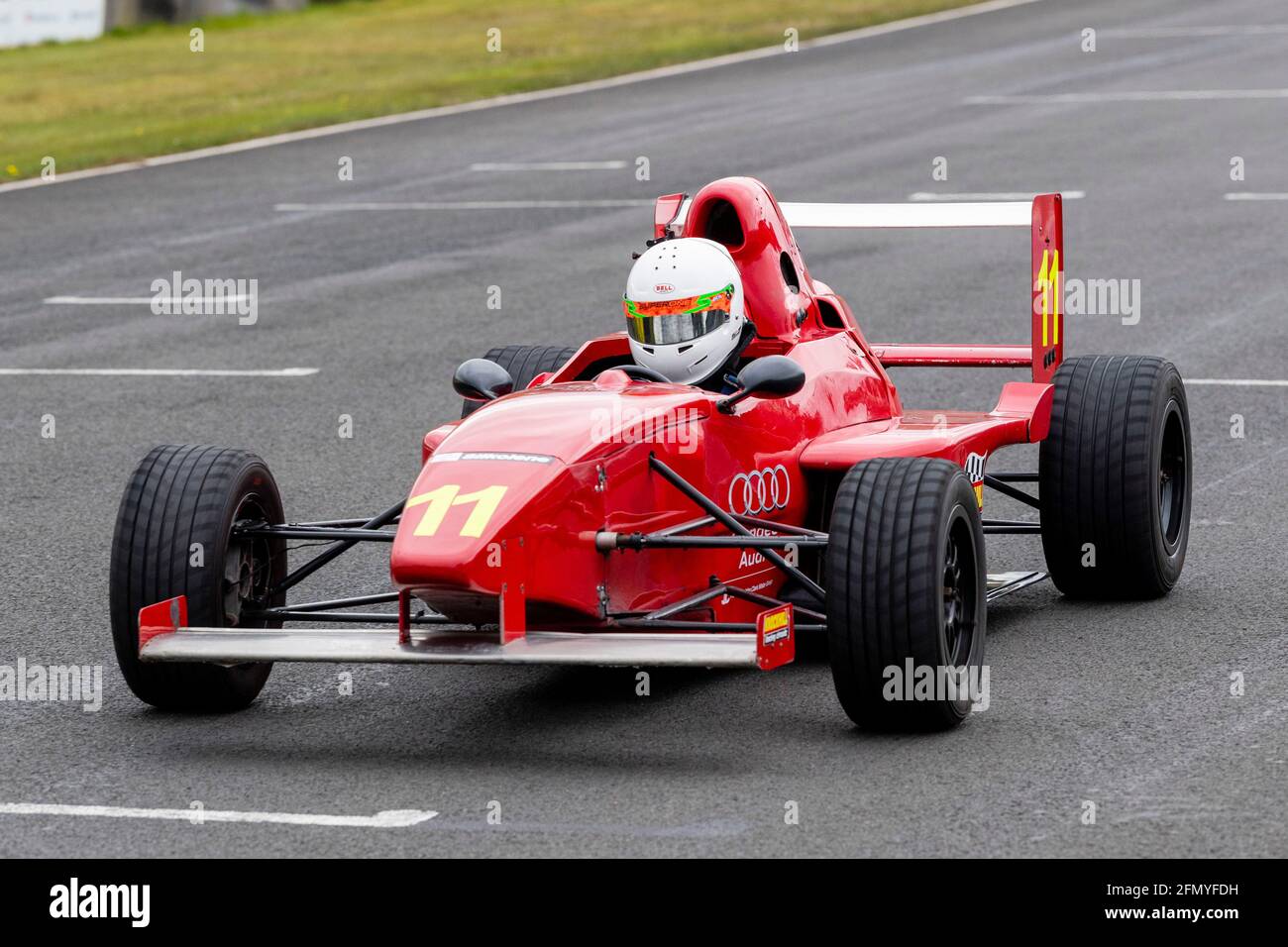 Ein Einsitzer-Rennwagen auf der Strecke im Knockhill-Rennkreis, ein Fahrerlebnis für die Spendensammlung der MS-Gesellschaft, Fife, Schottland, UK Stockfoto