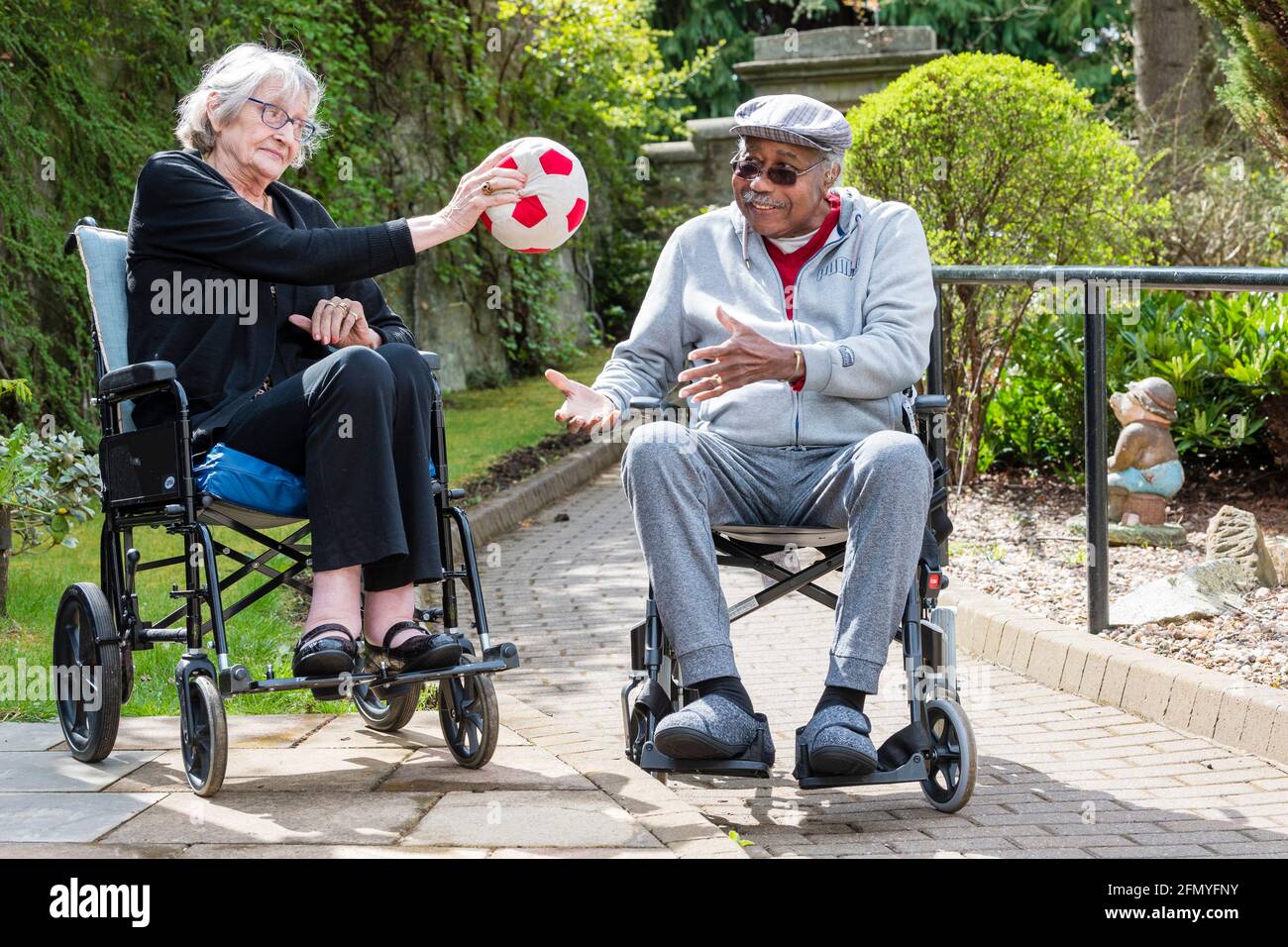 Mansfield Care, Pine Villa, Loanhead Bewohner nehmen am Nachmittag an ihren Aktivitäten Teil, einschließlich der Nutzung des neuen Sporttisches. Im Bild Sandra Wood Stockfoto