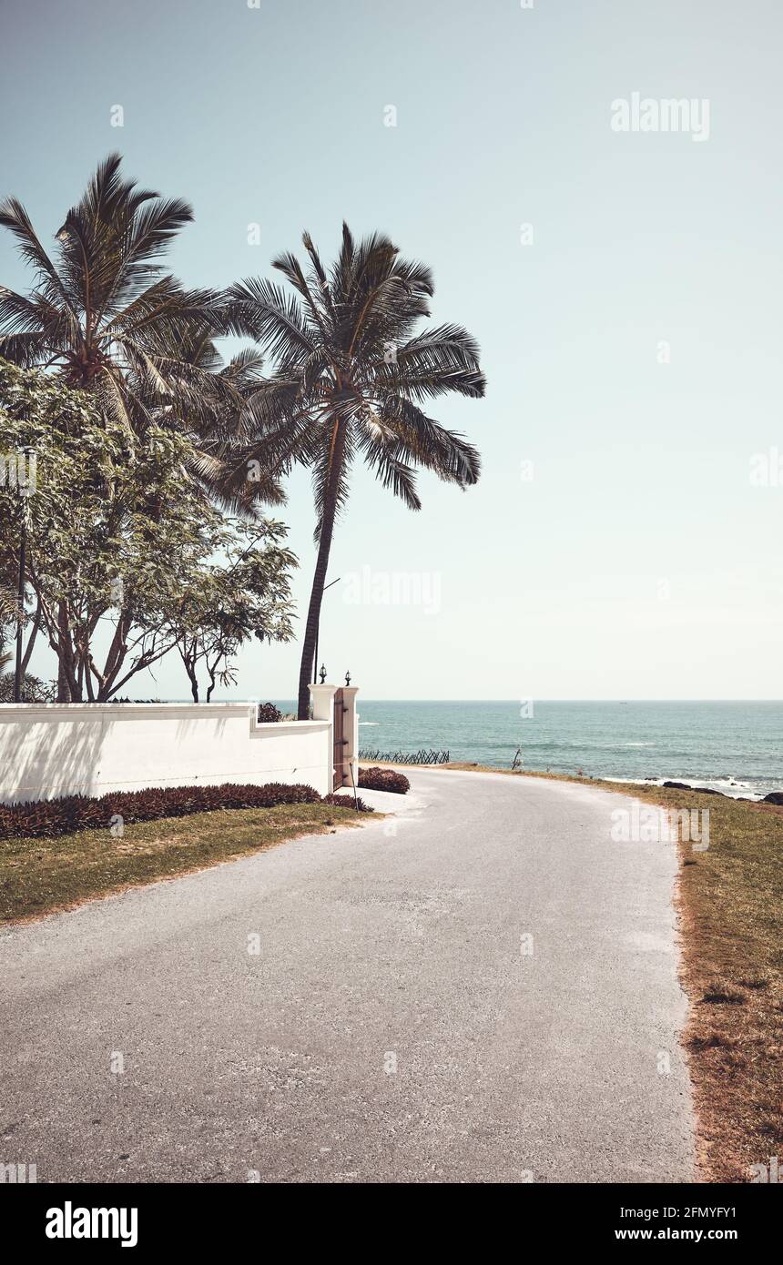 Straße am Meer, Farbtonung angewendet, Reisekonzept, Sri Lanka. Stockfoto