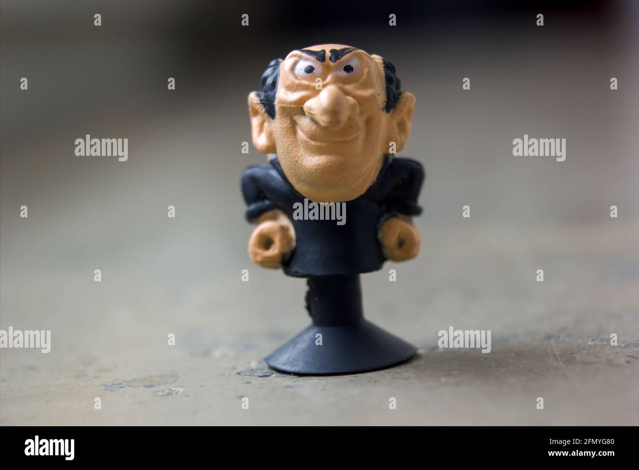 Krakau, Polen - 01. Mai 2021: Extreme Nahaufnahme einer winzigen Gargamel-Spielzeugfigur aus Gummi, einer fiktiven Figur aus den Schlümpfen. Er ist ein böser w Stockfoto