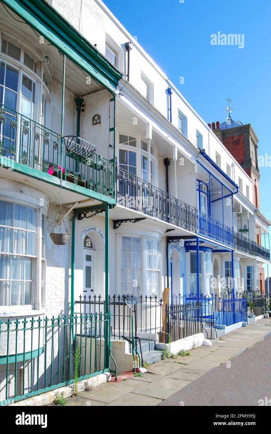 Waterfront Häuser benötigen Renovierung, Ramsgate, Isle Of Thanet in Kent, England, Vereinigtes Königreich Stockfoto