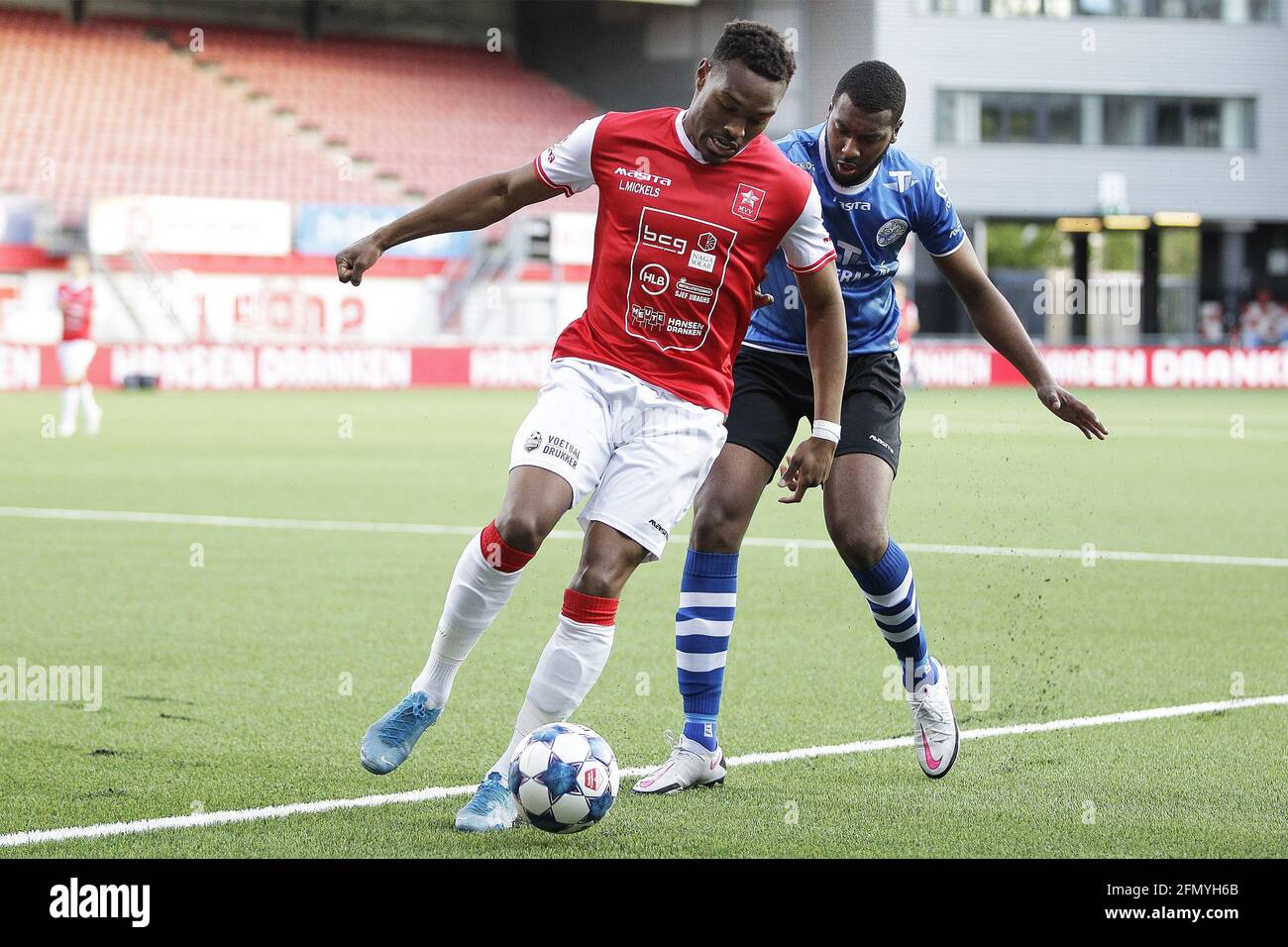 MAASTRICHT- Fußball, 12-05-2021, Stadion de Geusselt, MVV Maastricht - FC  Den Bosch , Niederländer Keuken Kampioen divisie , Saison 2020/2021, MVV  Maastricht Spieler/Spieler Joy Lance Mickels (L) und FC Den Bosch Spieler