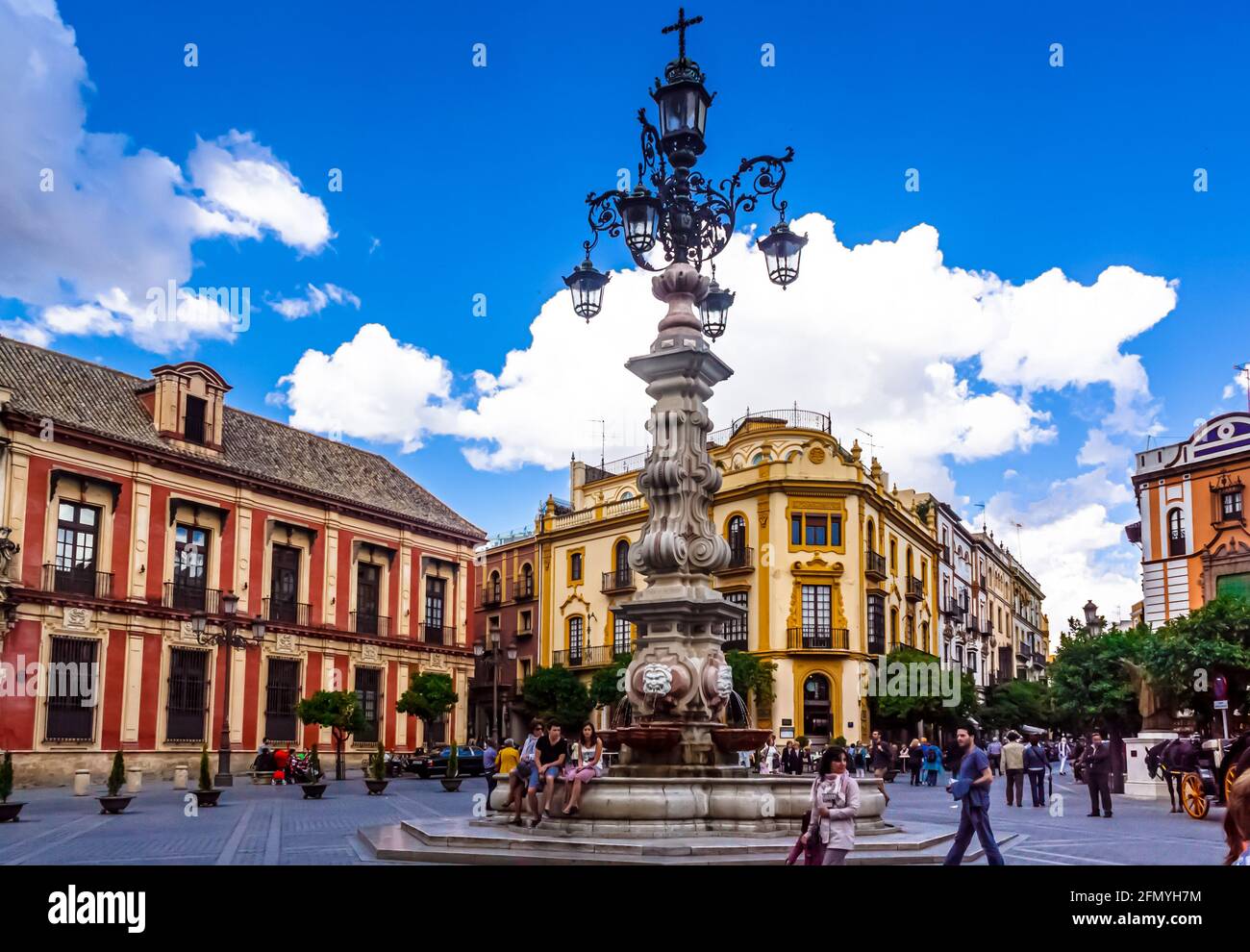 Sevilla, Andalusien, Spanien - 18. Mai 2013: Die schöne Straßenlaterne mit Brunnen auf der Plaza Virgen de los Reyes in Sevilla. Stockfoto