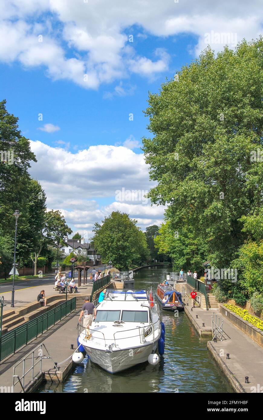 Boote in Schloss, Boulters Lock, Maidenhead, Maidenhead, Berkshire, England, Vereinigtes Königreich Stockfoto