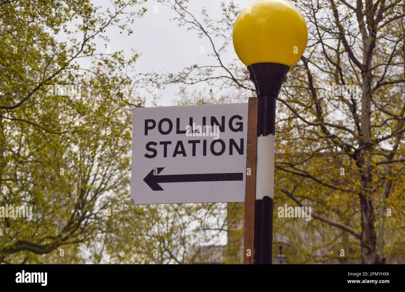 London, Großbritannien. Mai 2021. Polling Station-Schilder im Zentrum von London. Stockfoto