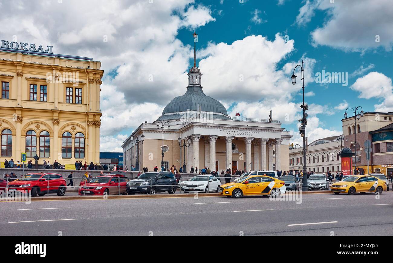 Blick auf die Oberflurhalle und Eingang zur Komsomolskaya-Station der Moskauer Lenin-Metro an drei Bahnhöfen Platz: Moskau, Russland - Ma Stockfoto