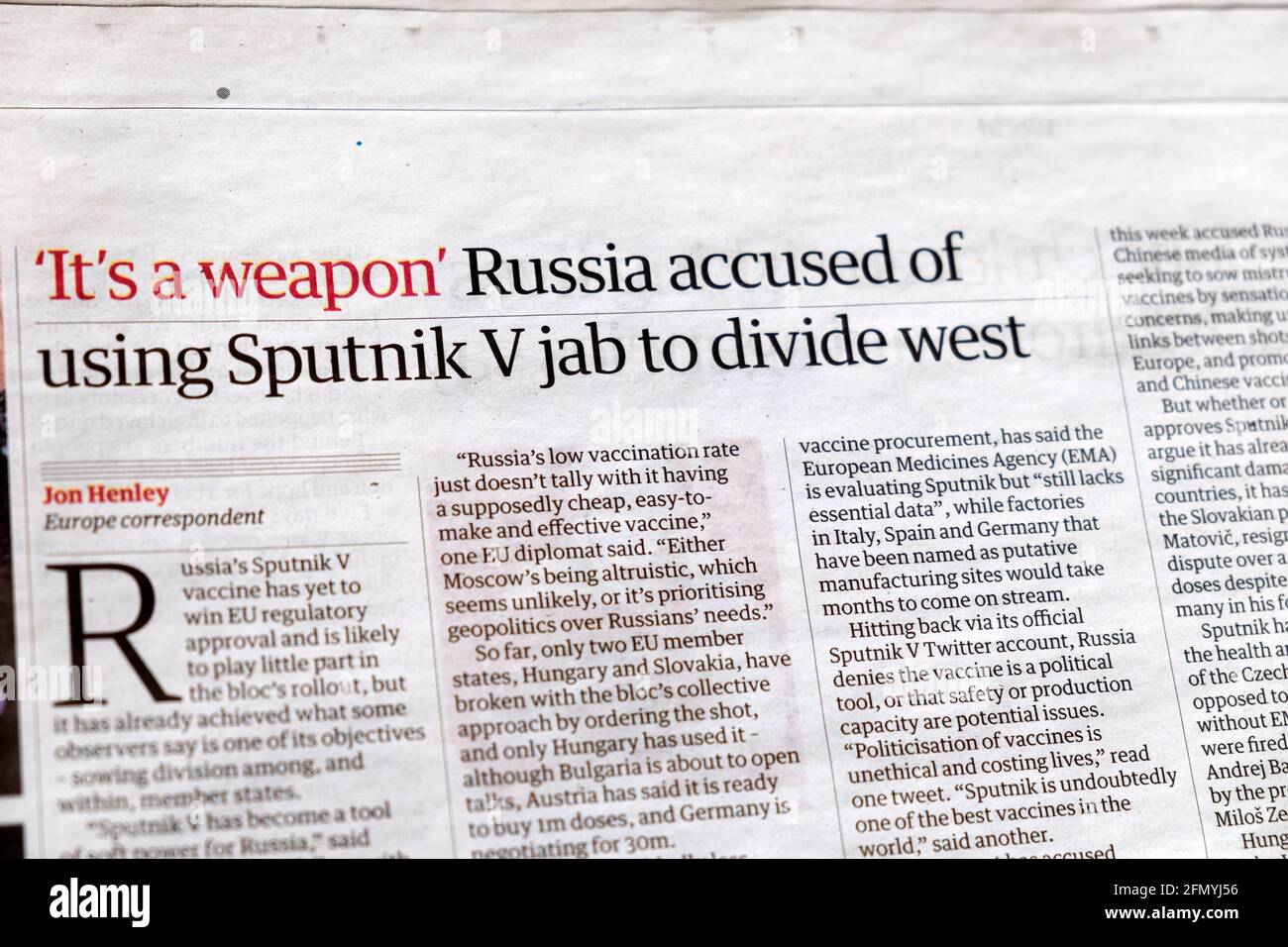 „Es ist eine Waffe“, „Russland beschuldigt, Sputnik V jab verwendet zu haben Um den Hauptartikel der westlichen Zeitung im Guardian vom 1. Mai zu teilen 2021 London Großbritannien Großbritannien Stockfoto