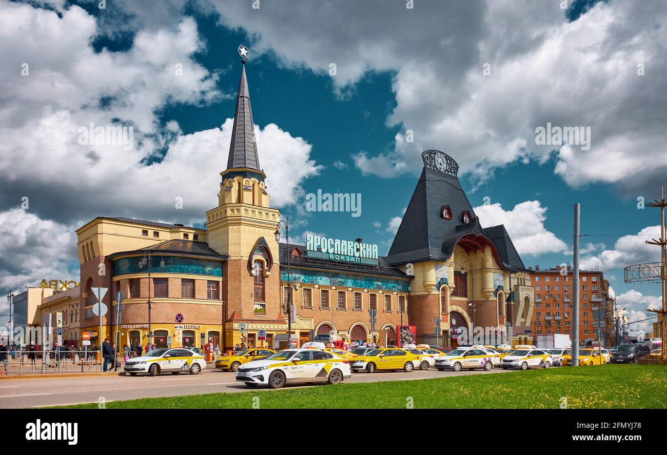 Blick auf das Gebäude des Moskauer Jaroslawski-Bahnhofs auf dem Komsomolskaja-Platz, gegründet 1862, Architekturdenkmal, Attraktion: Moskau, R Stockfoto