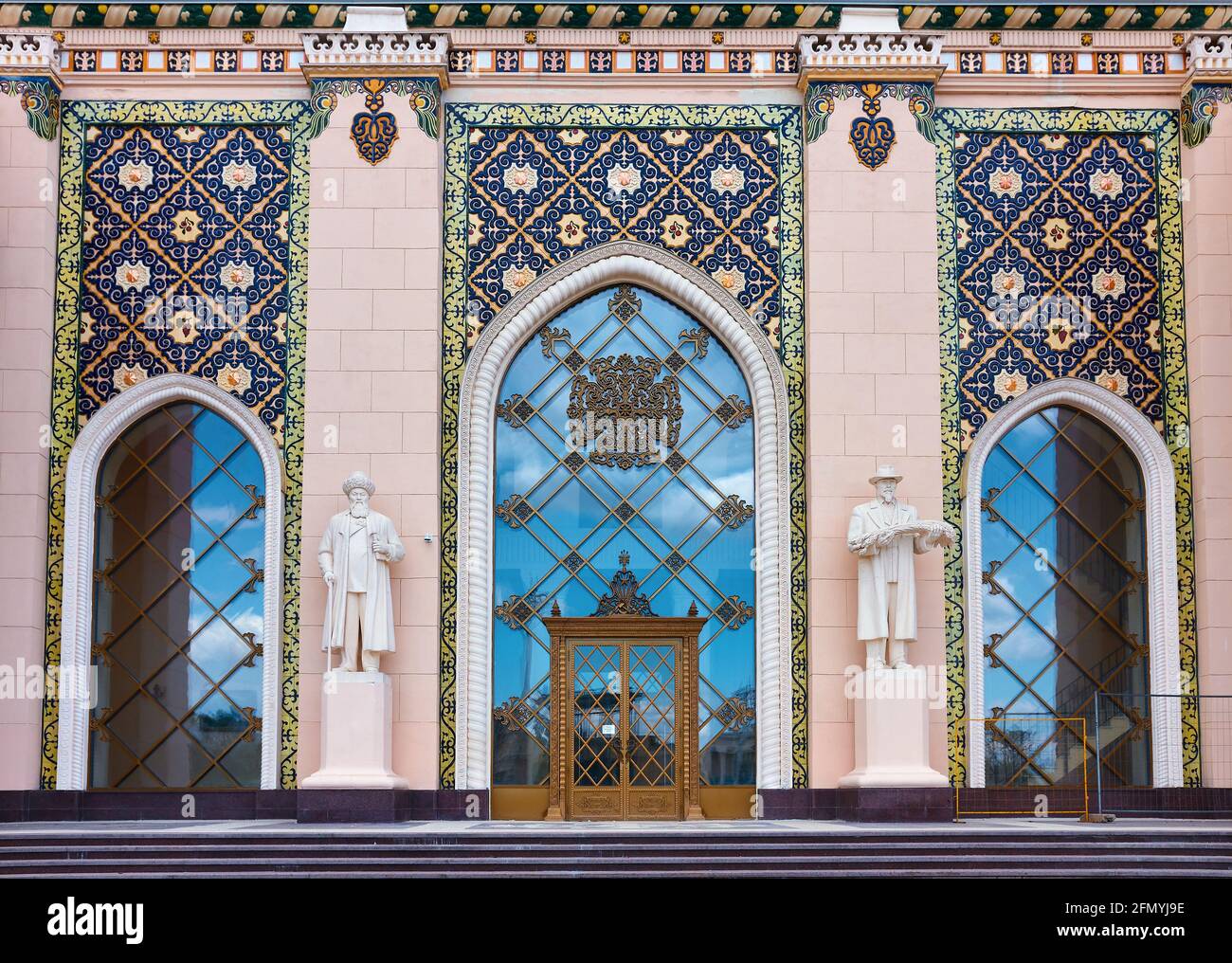 Architektonische Details und ethnische Ornament schmücken den Eingang zum Pavillon Republik Kasachstan, Ausstellung der wirtschaftlichen Leistungen, landmar Stockfoto