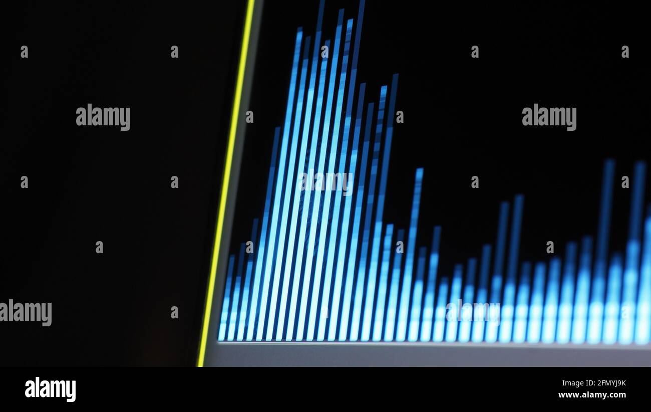 Music Equalizer-Leiste. Audio-Waveform-Equalizer auf schwarzem Hintergrund. Musik oder Schallwelle auf Monitor. Bunte Sound Visualizer abstrakt. Gradient Stockfoto