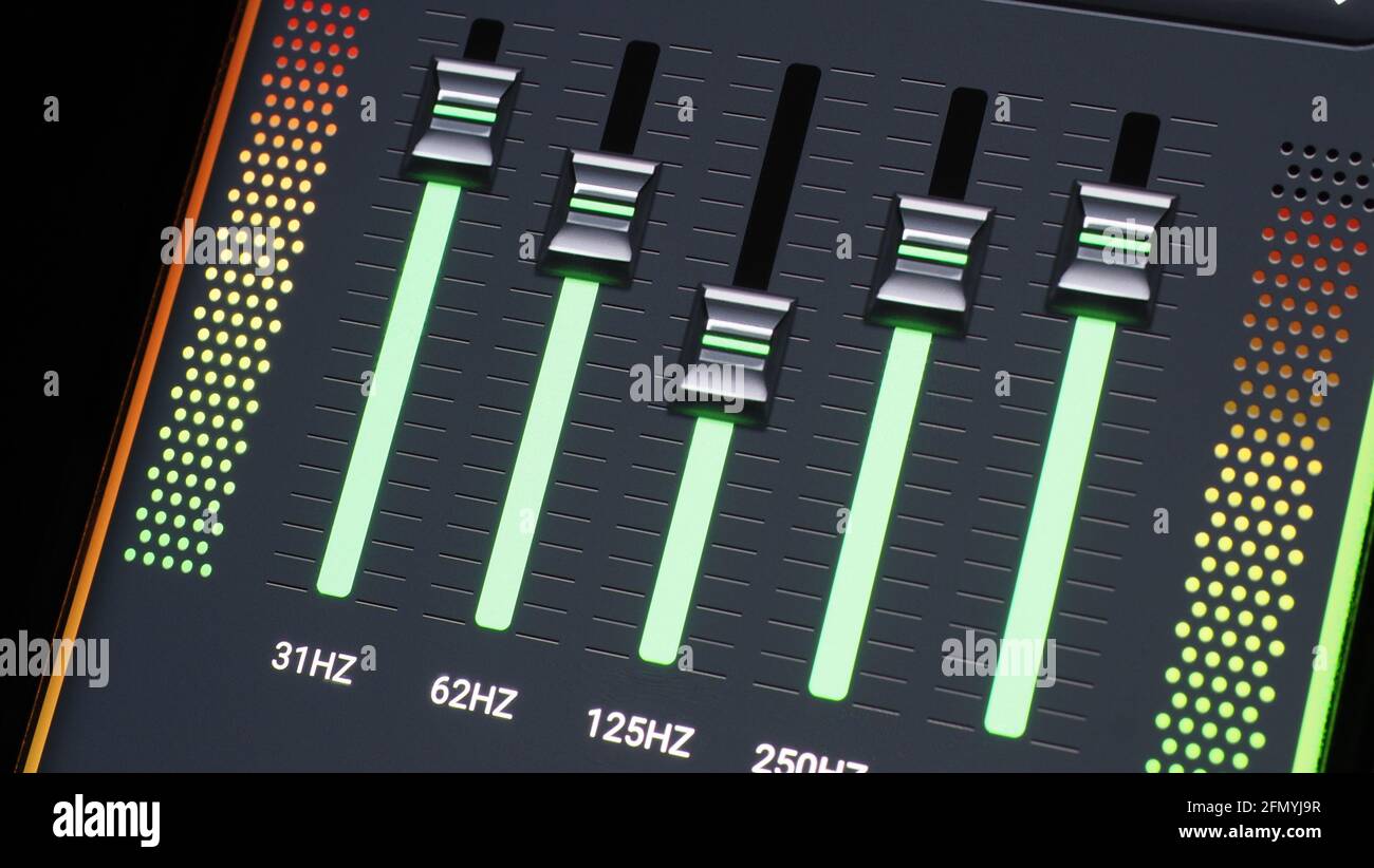 Music Equalizer-Leiste. Audio-Waveform-Equalizer auf schwarzem Hintergrund. Musik oder Schallwelle auf Monitor. Bunte Sound Visualizer abstrakt. Gradient Stockfoto