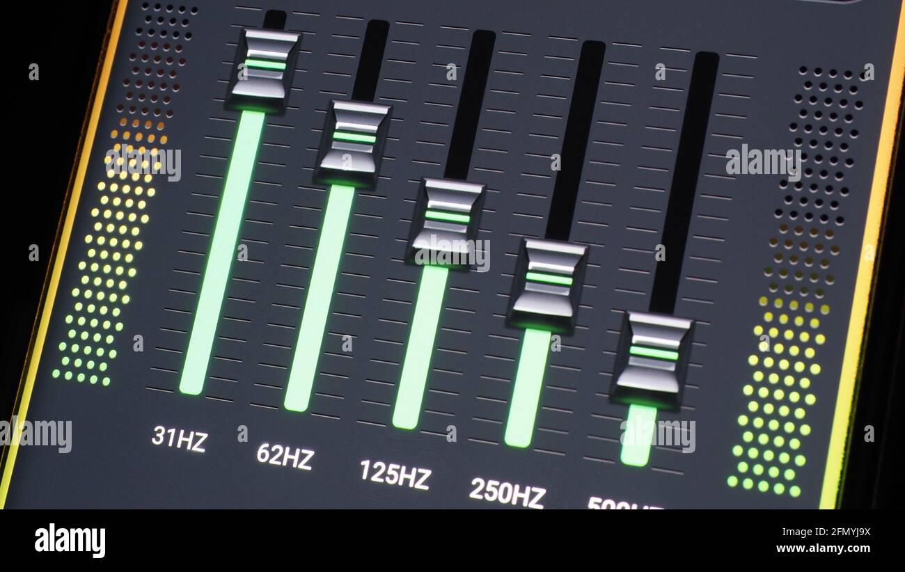 Music Equalizer-Leiste. Audio-Waveform-Equalizer auf schwarzem Hintergrund. Musik oder Schallwelle auf Monitor. Bunte Sound Visualizer abstrakt. Gradient Stockfoto