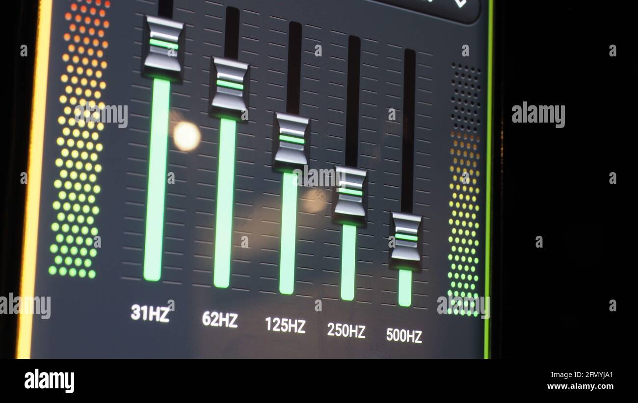 Music Equalizer-Leiste. Audio-Waveform-Equalizer auf schwarzem Hintergrund. Musik oder Schallwelle auf Monitor. Bunte Sound Visualizer abstrakt. Gradient Stockfoto