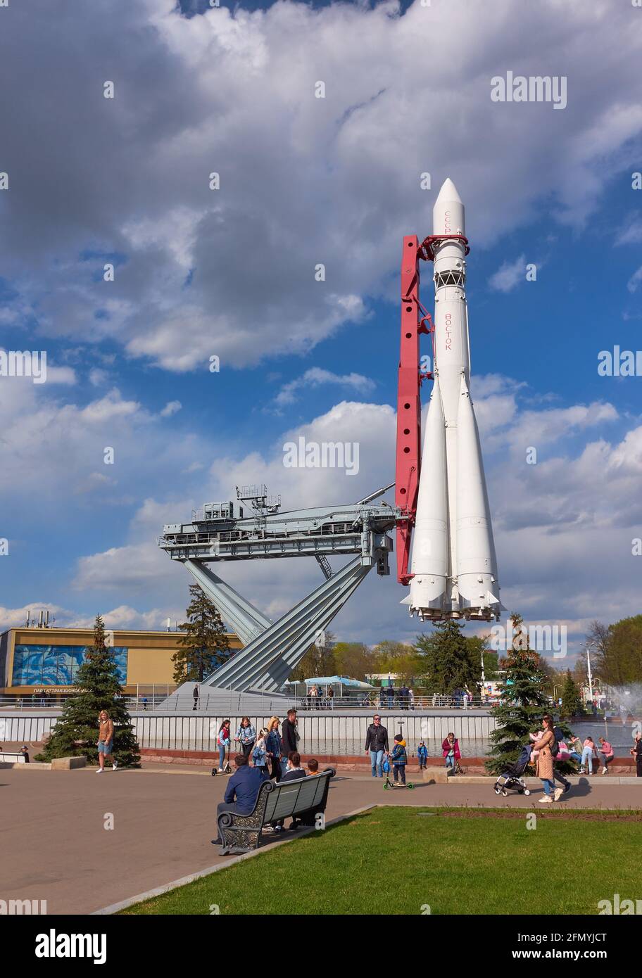 Mock-up des Vostok 1 Trägerrakete auf der Ausstellung der Leistungen der nationalen Wirtschaft, VDNH, Raumfahrtindustrie: Moskau, Russland - 07. Mai 2021 Stockfoto