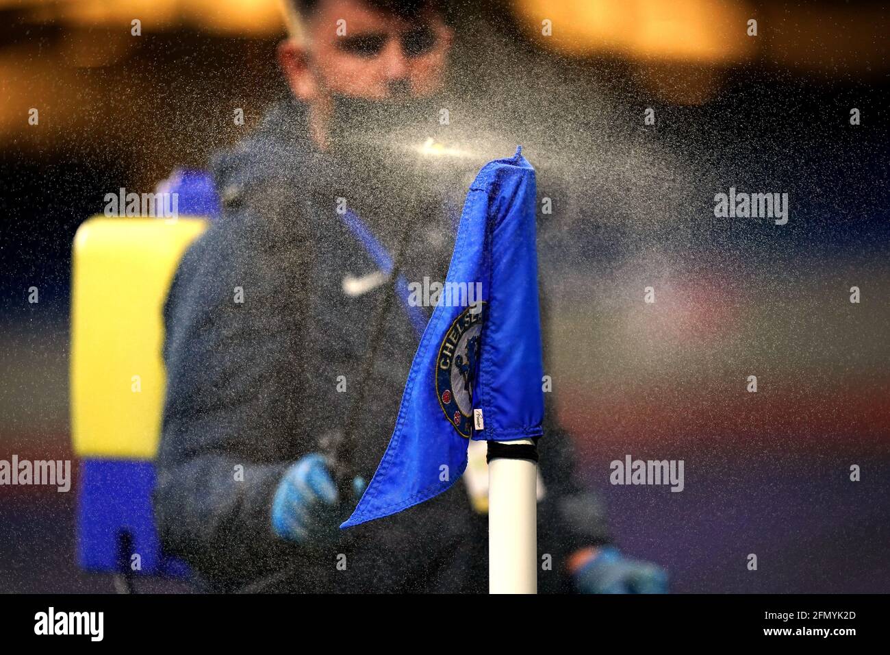 Vor dem Spiel der Premier League in Stamford Bridge, London, wird eine Eckflagge desinfiziert. Bilddatum: Mittwoch, 12. Mai 2021. Stockfoto