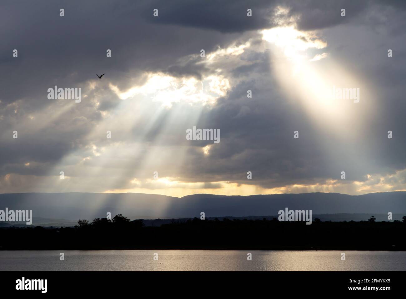 Landschaft mit Sonnenlicht, das durch die Wolken geht Stockfoto