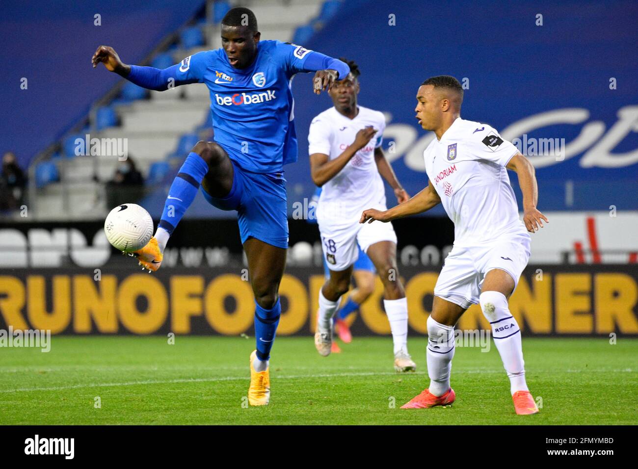 Genks Paul Onuachu und Anderlechts Killian Sardella kämpfen während eines Fußballmatches zwischen KRC Genk und dem Royal Sporting Club Anderlecht, We, um den Ball Stockfoto