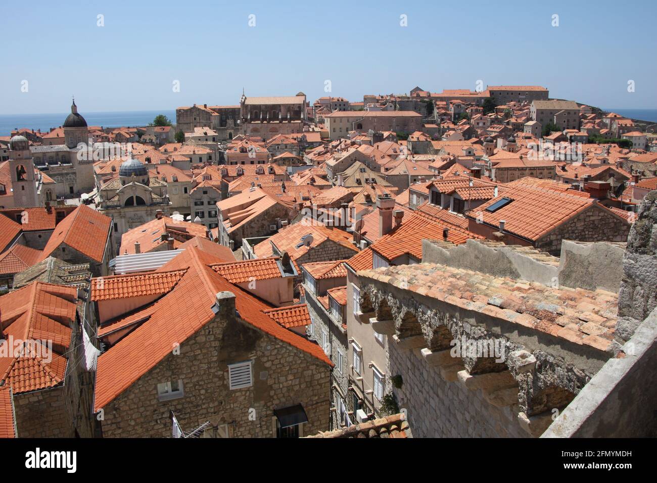 Rote Rooftop-Szene der ummauerten Stadt Dubrovnic Kroatien, mit der Adria im Hintergrund Stockfoto