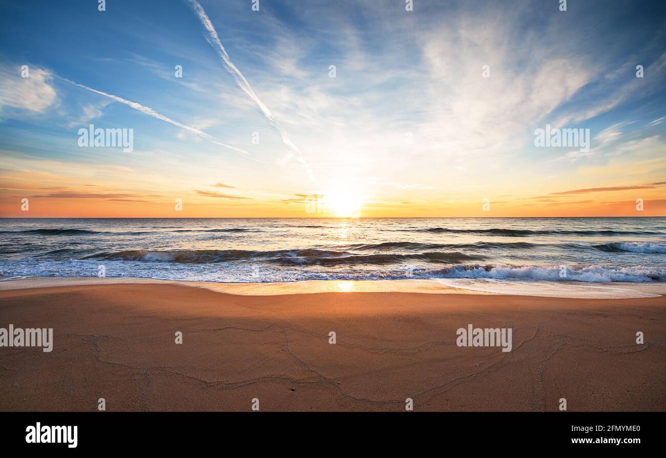 Wunderschöner tropischer Sonnenaufgang am Strand. Morgenschuss! Stockfoto