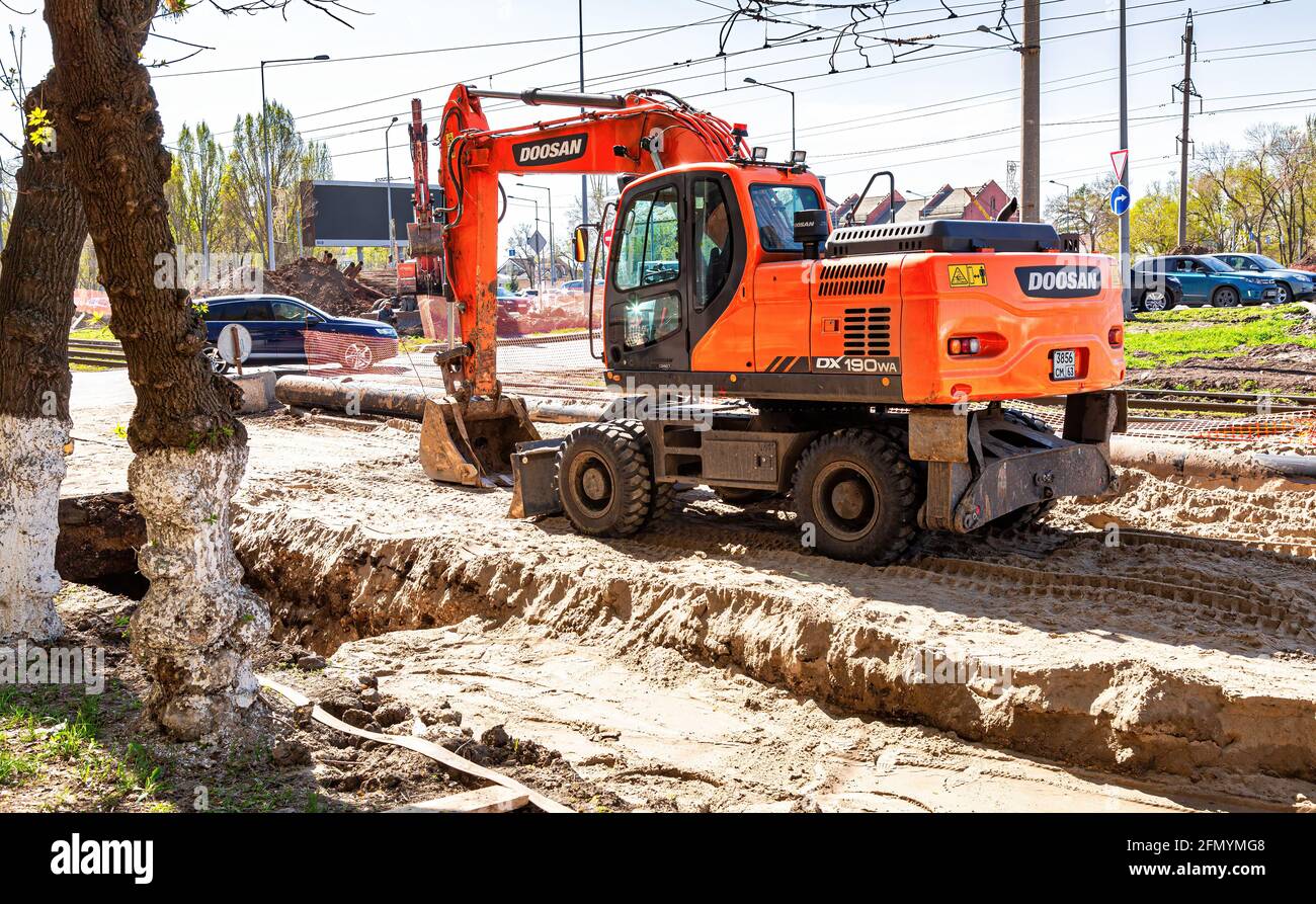 Samara, Russland - 6. Mai 2021: Bagger gräbt im Sommer einen Graben auf einer Baustelle Stockfoto