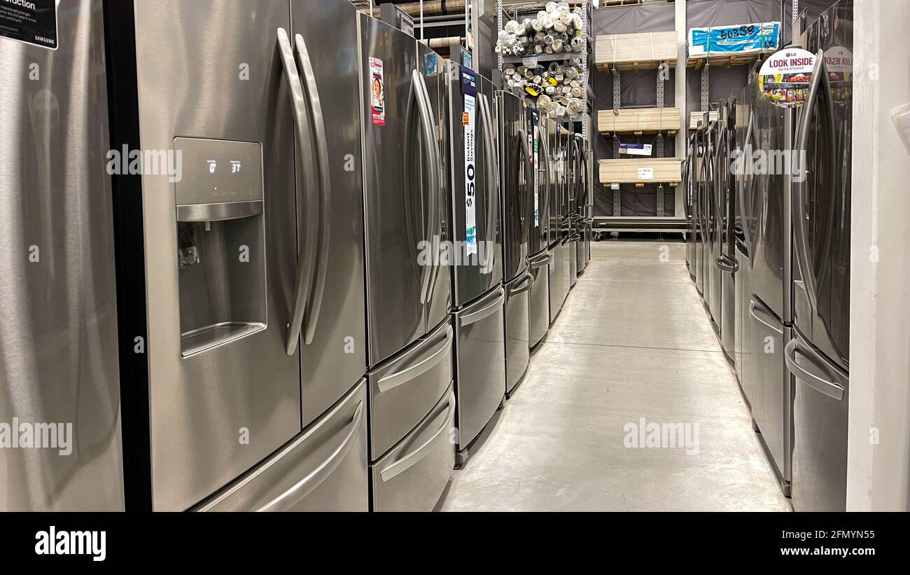 Orlando, FL USA - 10. April 2021: Eine Reihe von Kühlschränken zum Verkauf bei Lowes Home Improvement Hardware Store Appliance Department. Stockfoto