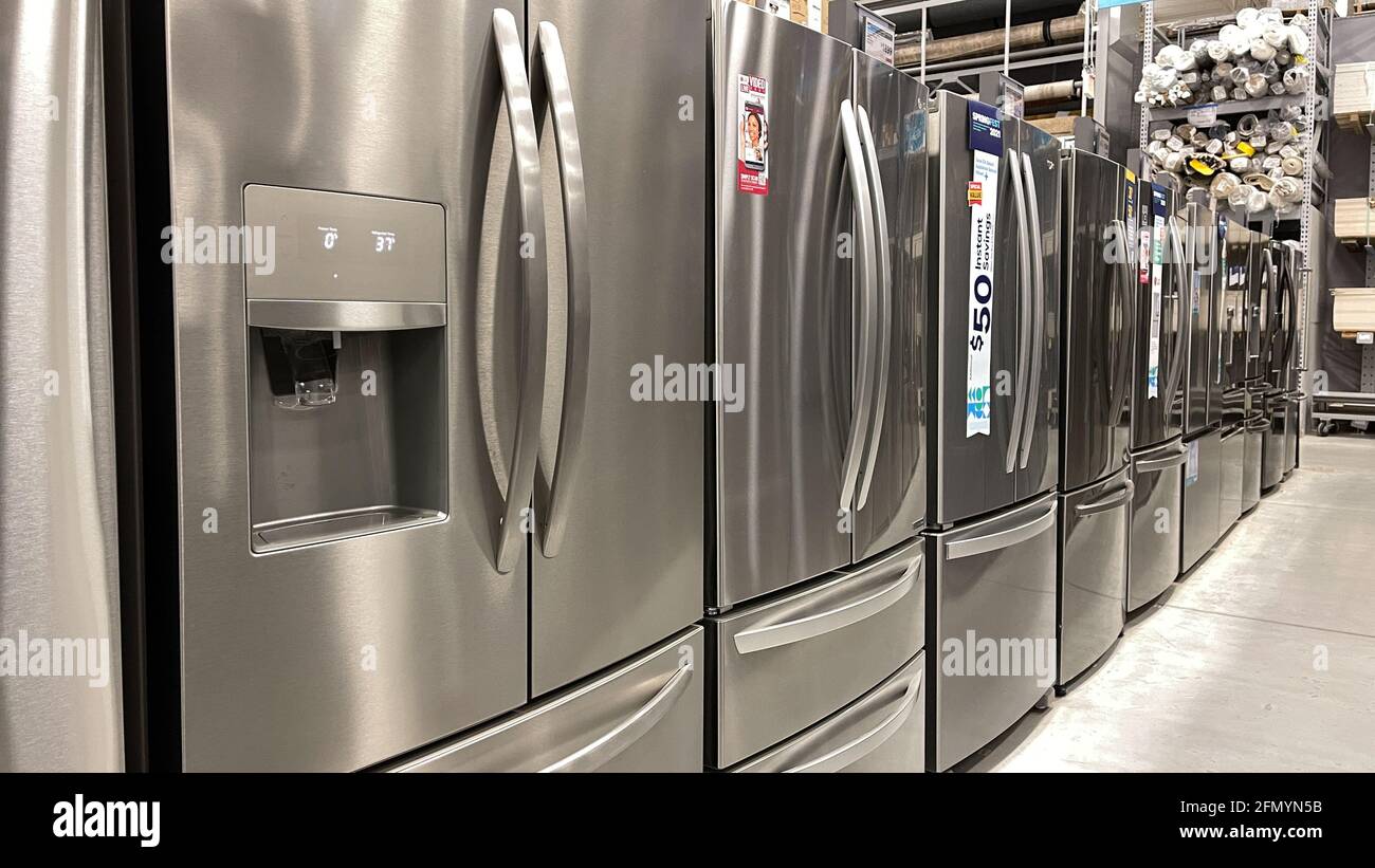 Orlando, FL USA - 10. April 2021: Eine Reihe von Kühlschränken zum Verkauf bei Lowes Home Improvement Hardware Store Appliance Department. Stockfoto