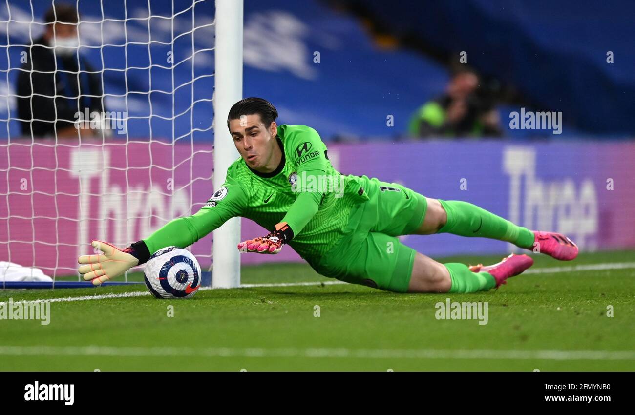 Chelsea-Torhüter Kepa Arrizabalaga kriegt es, die eigensinnige Rückpassung zu verhindern, bevor Emile Smith Rowe von Arsenal beim Premier League-Spiel in Stamford Bridge, London, ihr erstes Tor erzielt. Bilddatum: Mittwoch, 12. Mai 2021. Stockfoto