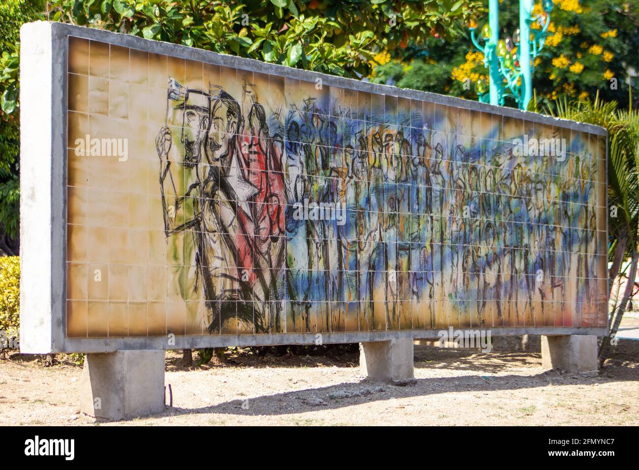 Plakat zur kubanischen Geschichte mit Fidel Castro und Jose Marti links. Die Kunst befindet sich im 18-geschoss-Gebäude Stockfoto