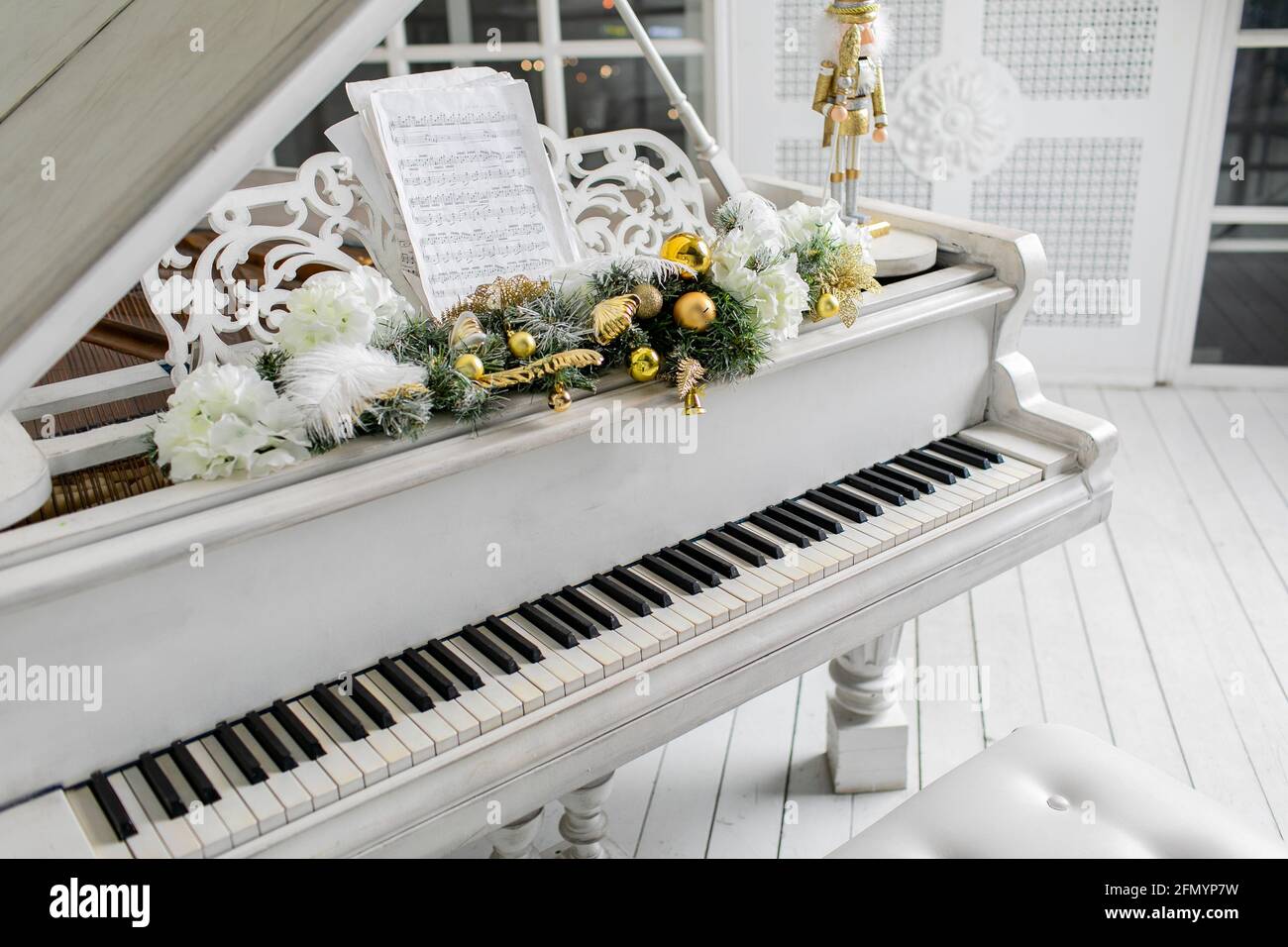 Weißes Klavier im weißen Raum. Musik spielen. Stockfoto