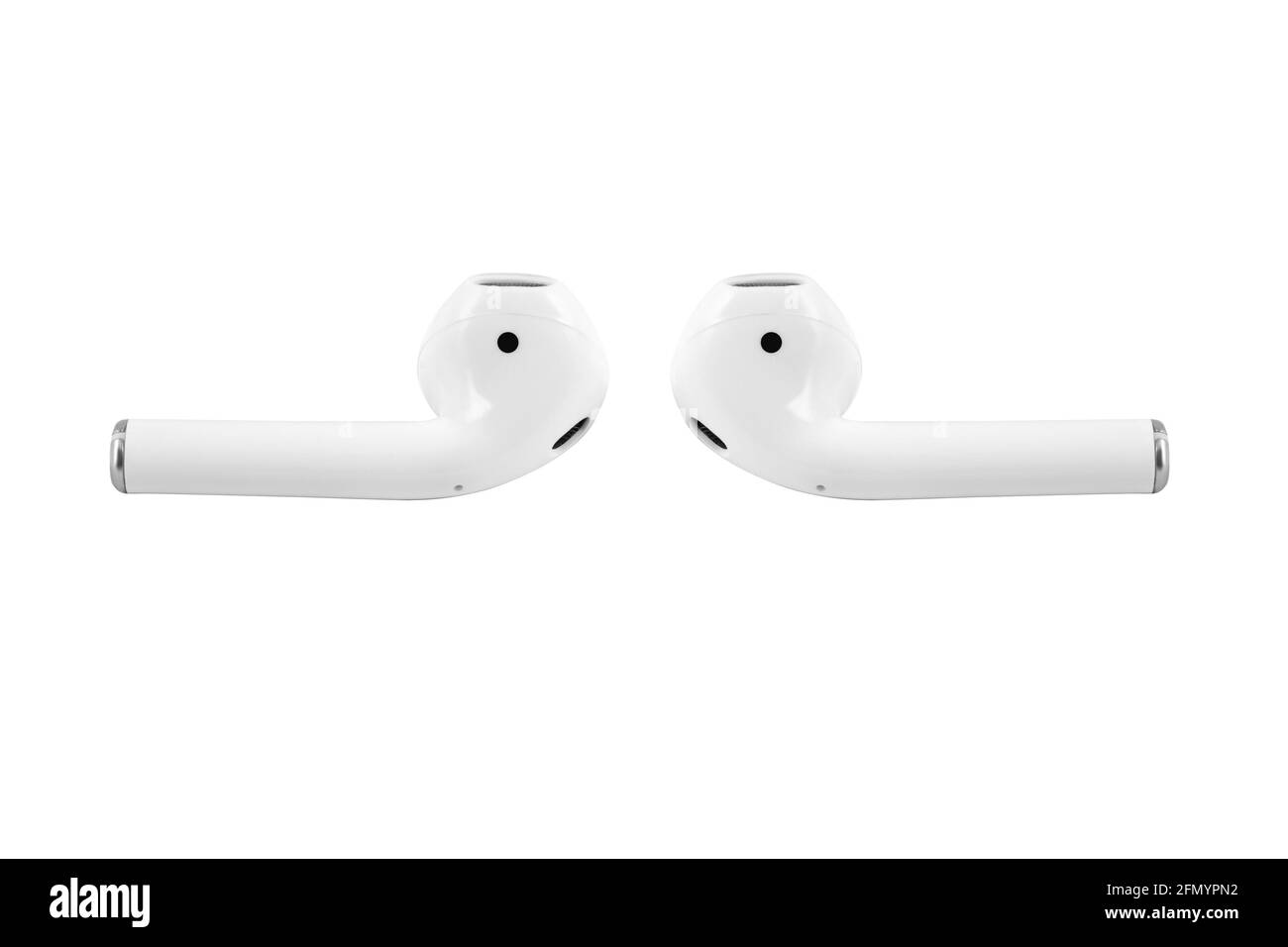 Weiße kabellose Ohrhörer, die vor einander liegen. Weiße Ohrenklappen auf weißem Hintergrund isoliert. Stockfoto