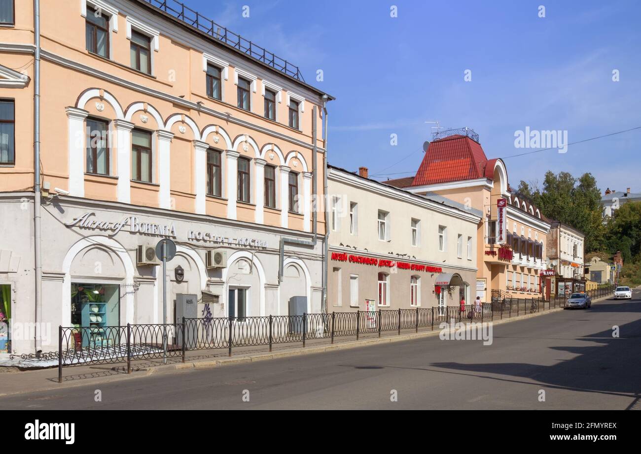 Kazan, Russland - 25. August 2016: Universitetskaya Straße mit schönen alten Gebäuden neben der Hauptfußgängerzone der Stadt - Bauman Straße. Stockfoto