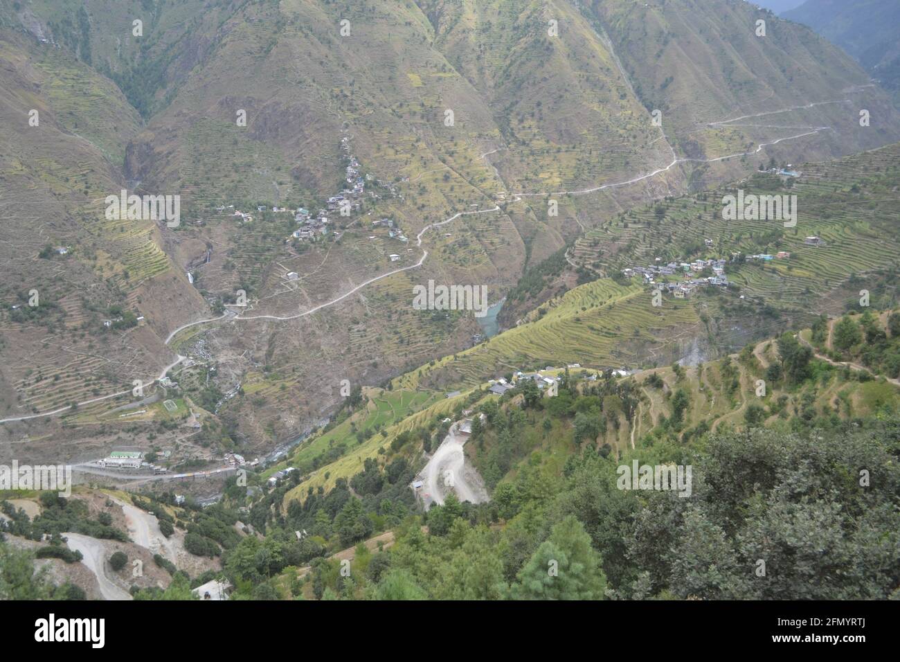 Wunderschöne Aussicht auf den Berg, der nach Manimahesh Yatra führt Stockfoto