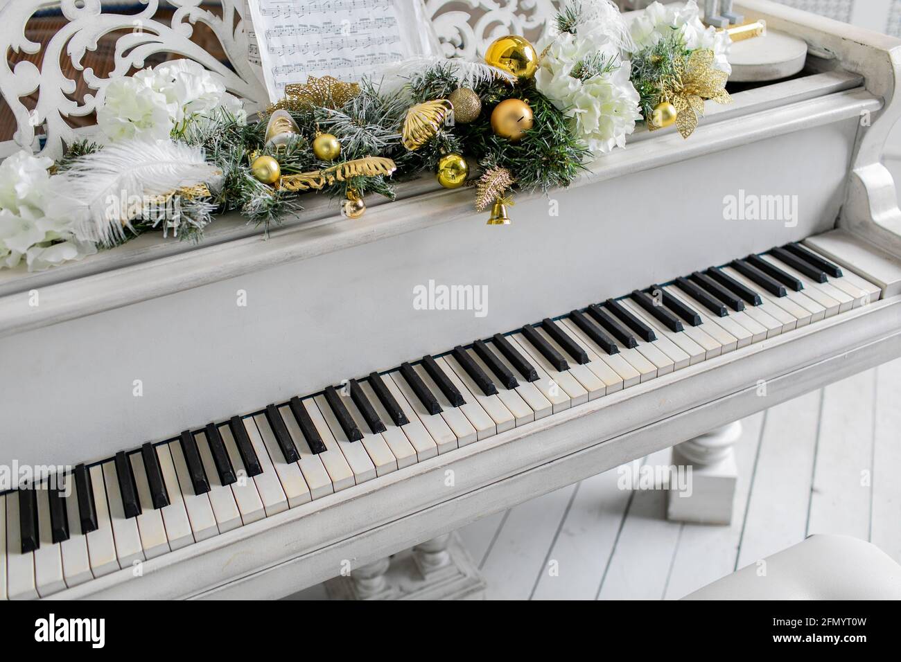 Weißes Klavier im weißen Raum. Musik spielen. Stockfoto