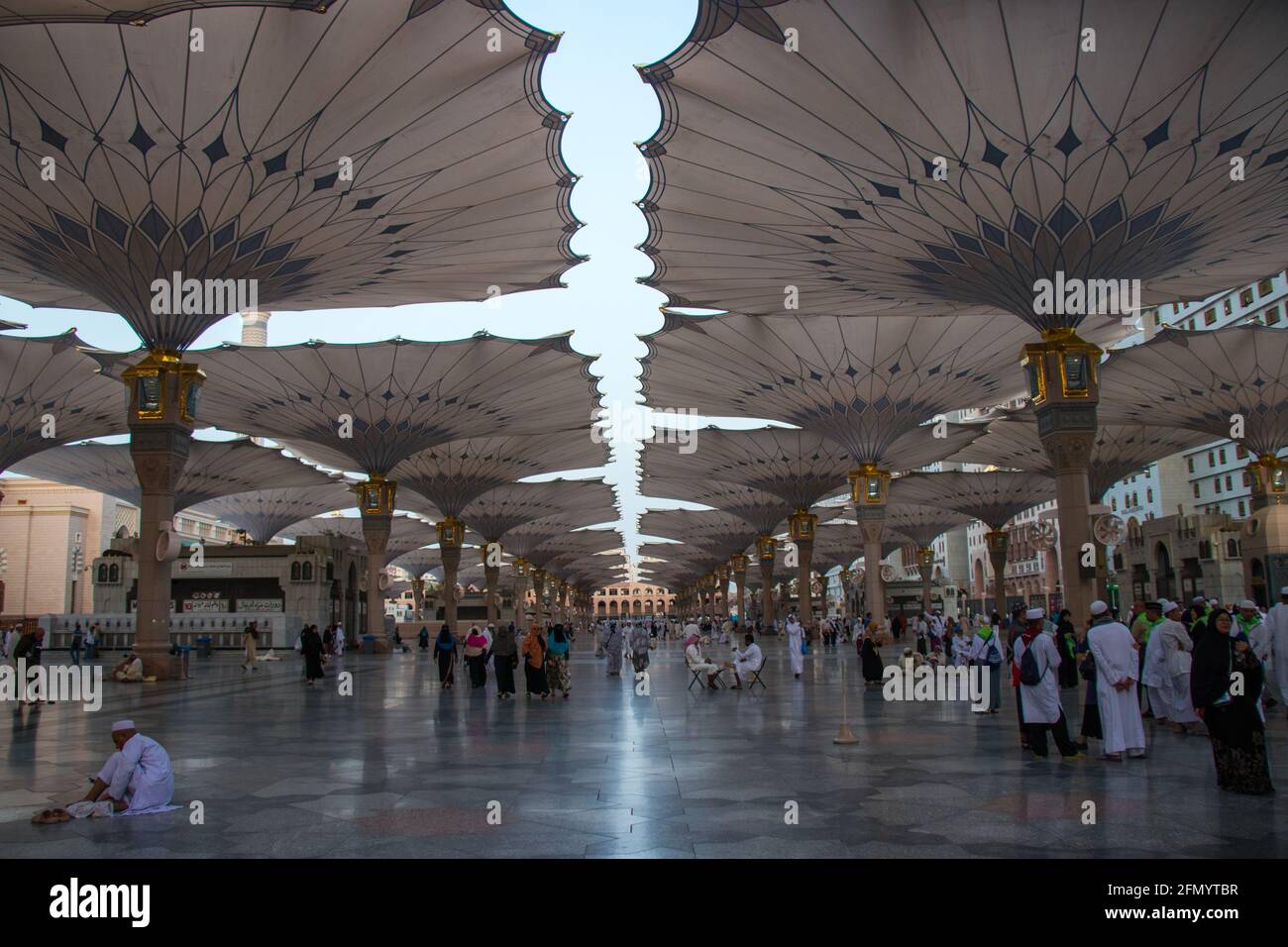 Madinah al Munawwarah. Außenansicht der Nabawi Moschee. Muslimische Pilger, die im Innenhof der Moschee spazieren Stockfoto