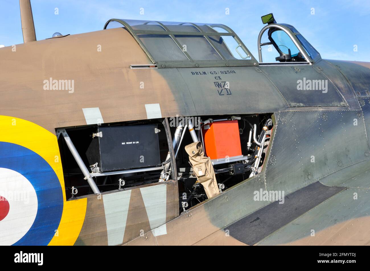 Hawker, 1. R4118 G-HUPW von Peter Vacher. Details der Restaurierung hinter dem Pilotensitz. Batteriefach und Funkgeräteraum Stockfoto