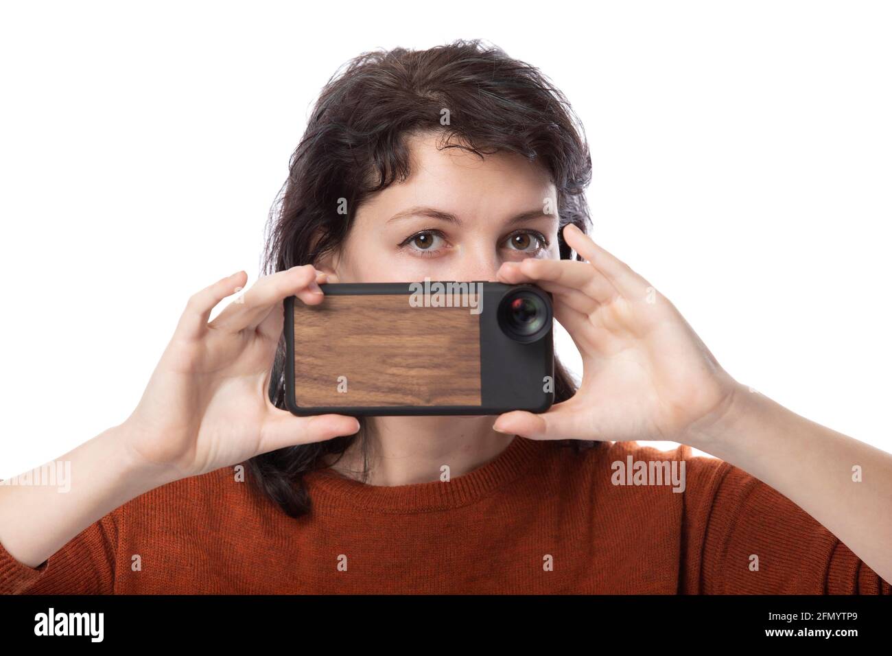 Weibliche Touristin oder Fotografin, die mit einem Handy als alternative Ausrüstung für Hobby Handyfotografie macht. Das Kameratelefon ist kleiner und leih Stockfoto
