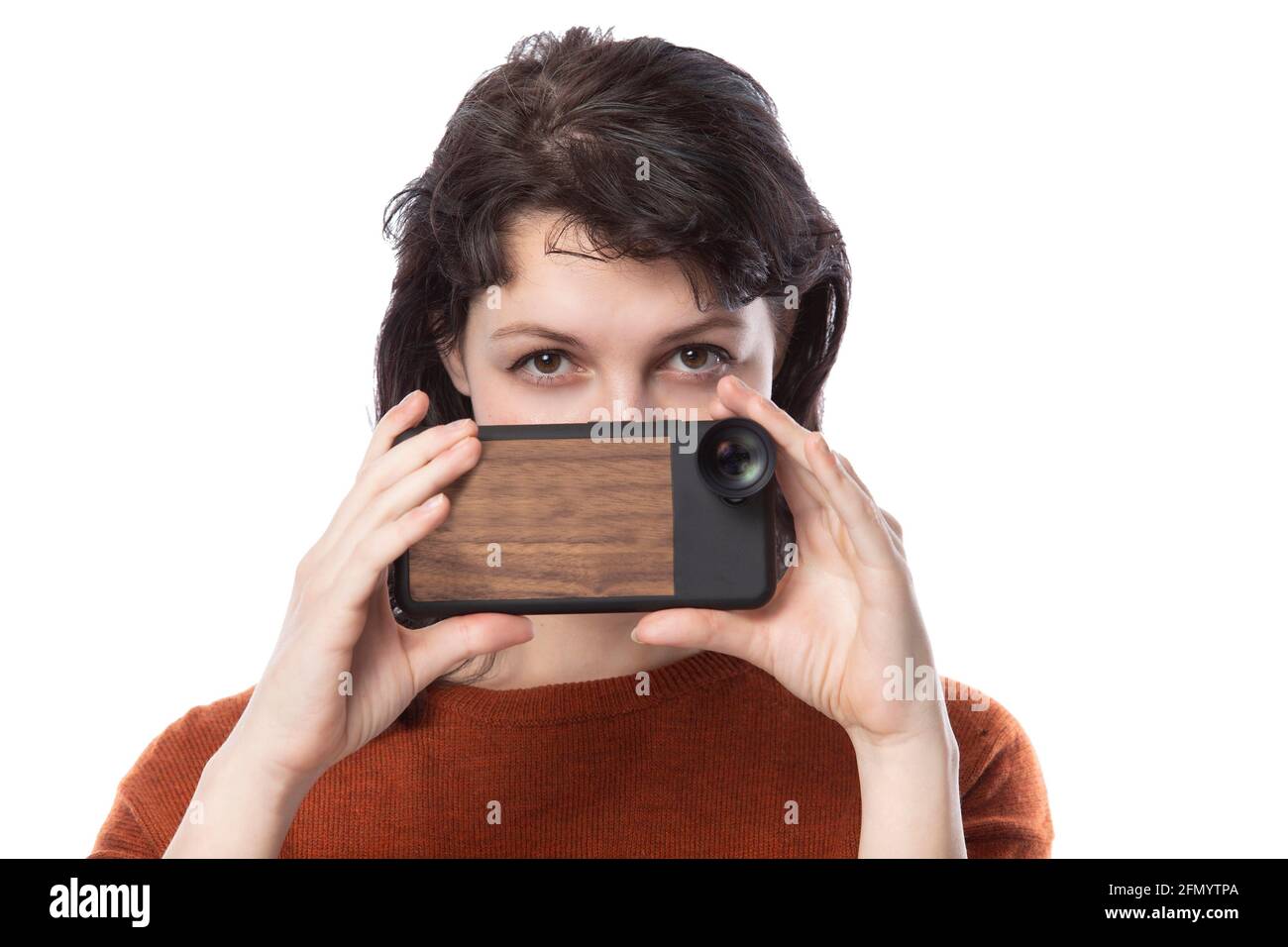 Weibliche Touristin oder Fotografin, die mit einem Handy als alternative Ausrüstung für Hobby Handyfotografie macht. Das Kameratelefon ist kleiner und leih Stockfoto