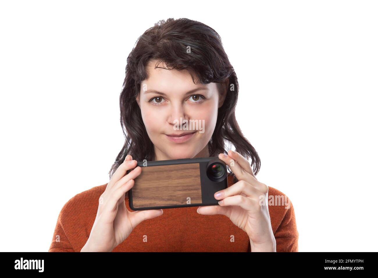 Weibliche Touristin oder Fotografin, die mit einem Handy als alternative Ausrüstung für Hobby Handyfotografie macht. Das Kameratelefon ist kleiner und leih Stockfoto