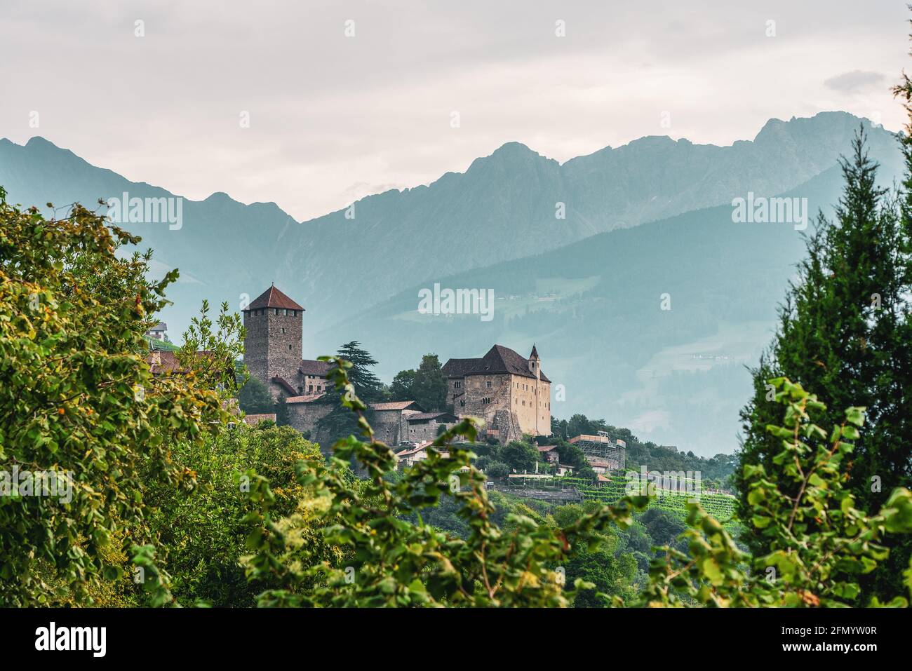 Schloss Tirol aus der Sicht von Dorf Tirol in Südtirol. Stockfoto