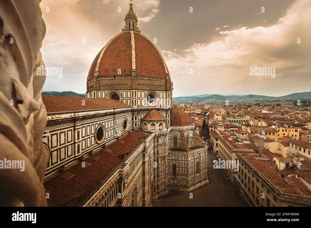 Luftaufnahme auf Santa Maria del Fiore in Flornece. Panoramablick auf das historische Zentrum von Florenz mit Dom. Stockfoto