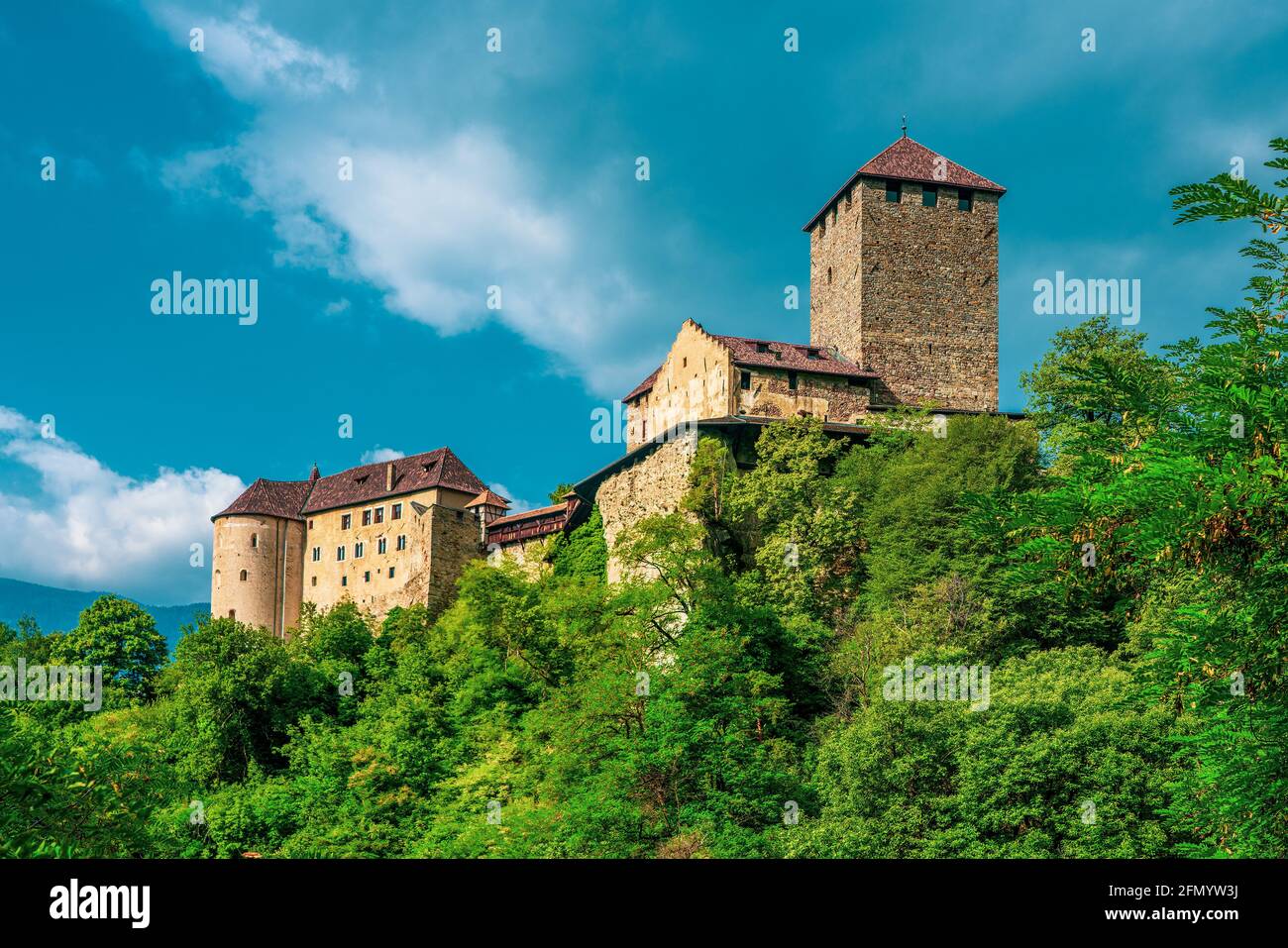 Schloss Tirol aus der Sicht von Dorf Tirol in Südtirol. Stockfoto