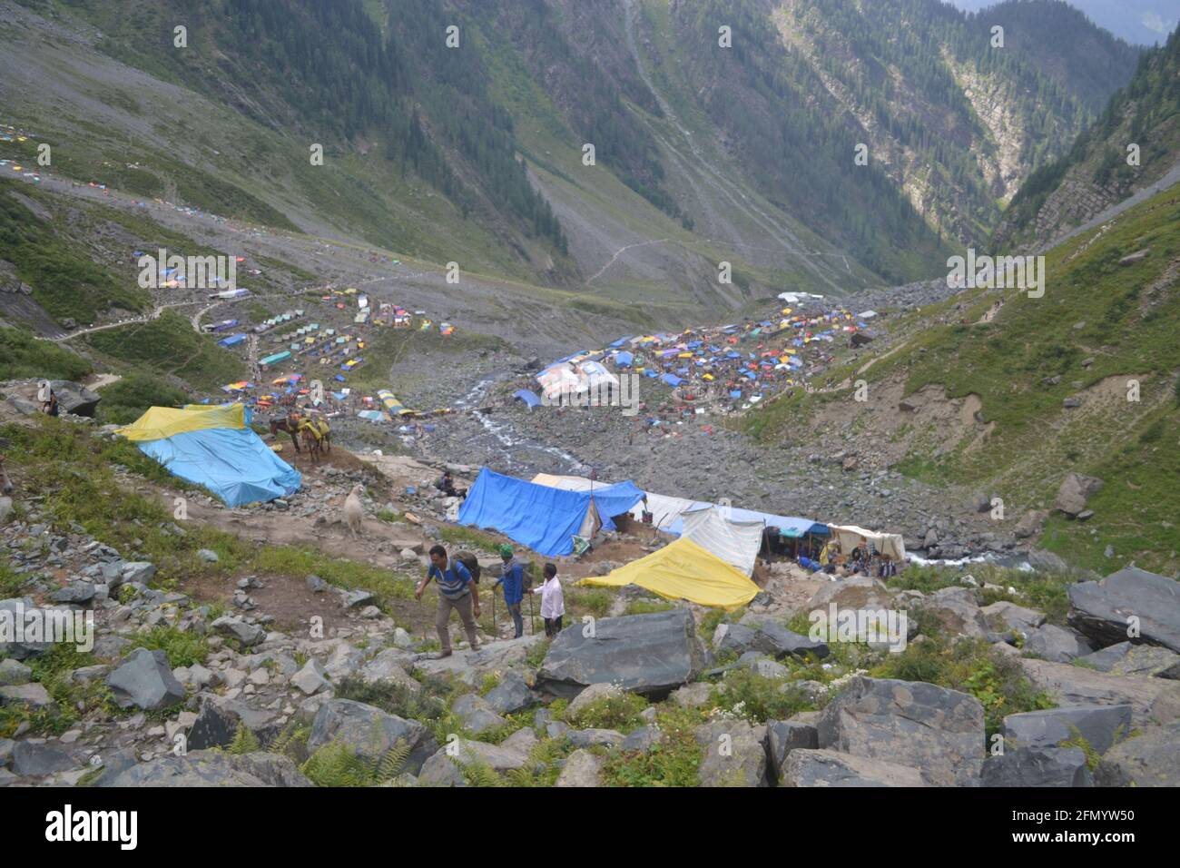 Wunderschöne Aussicht auf den Berg, der nach Manimahesh Yatra führt Stockfoto