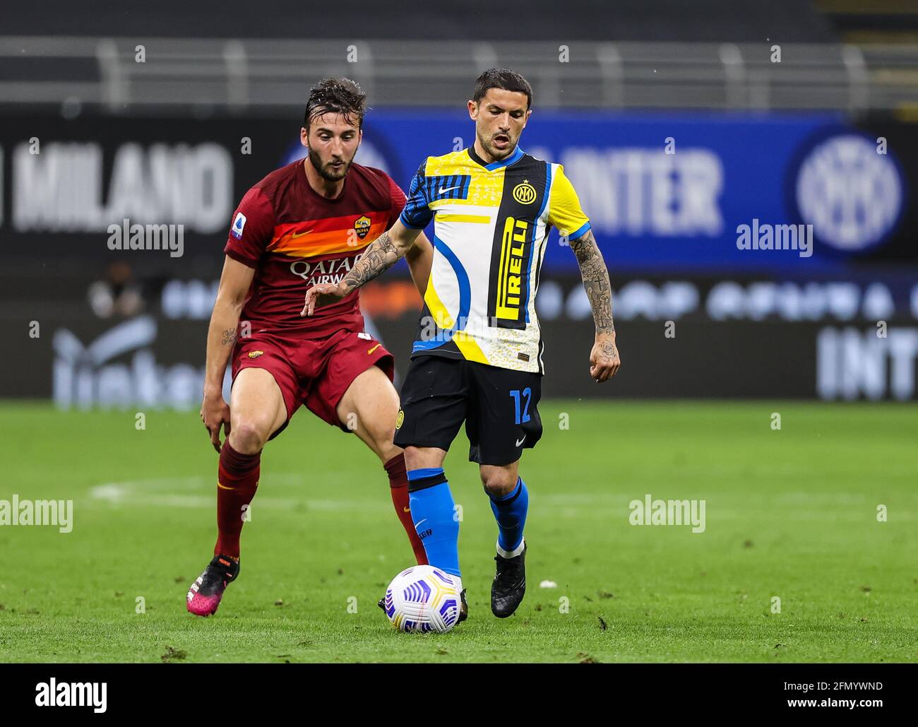 Mailand, Italien. Mai 2021. Stefano Sensi vom FC Internazionale kämpft während des Fußballspiels zwischen dem FC Internazionale und AS Roma in der Serie A 2020/21 am 12. Mai 2021 im Giuseppe-Meazza-Stadion in Mailand um den Ball gegen Bryan Cristante von AS Roma - Foto FCI/Fabrizio Carabelli/LM Credit: Live Media Publishing Group/Alamy Live News Stockfoto