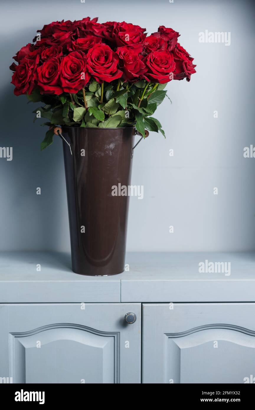 Großer Strauß roter Rosen in Vase. Stockfoto