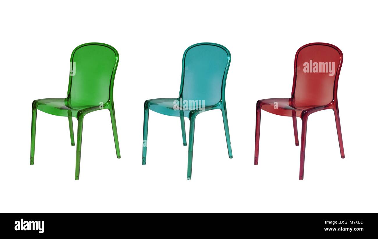 Rote, grüne und blaue Acrylstühle isoliert auf weißem Hintergrund Stockfoto
