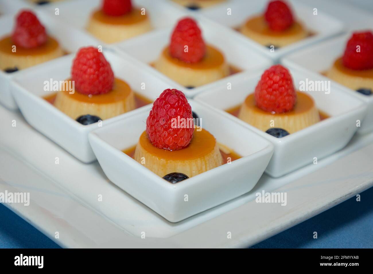Mini-Pudding-Desserts mit Himbeeren auf einem Serviertablett, Naples, Florida, USA Stockfoto