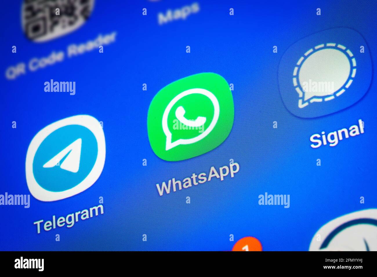 Logos der Social-Media-Messenger-Apps Telegram, WhatsApp und Signal auf dem Bildschirm eines Smartphones Stockfoto