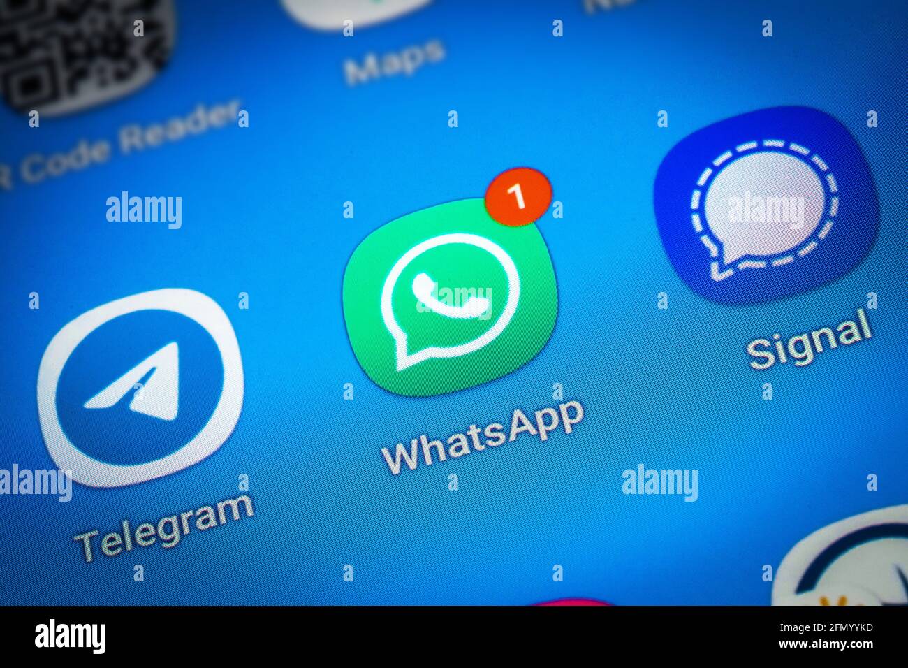 Logos der Social-Media-Messenger-Apps Telegram, WhatsApp und Signal auf dem Bildschirm eines Smartphones Stockfoto