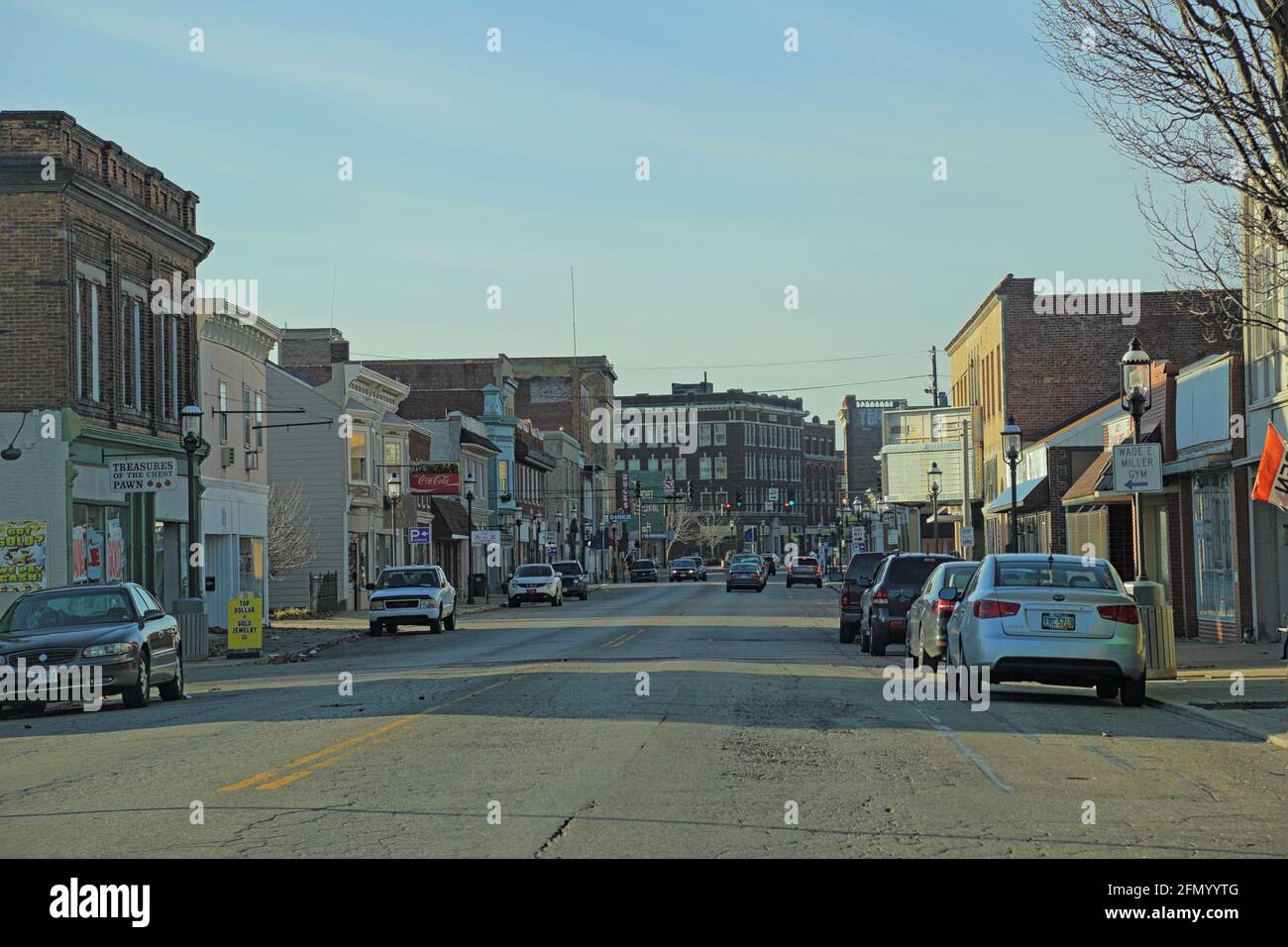 Middletown, OH / USA - 28. Dez. 2016: Der von alten Backsteingebäuden dominierte Stadtbezirk wird an einem Wintertag aus der Sicht der Straße gezeigt. Stockfoto