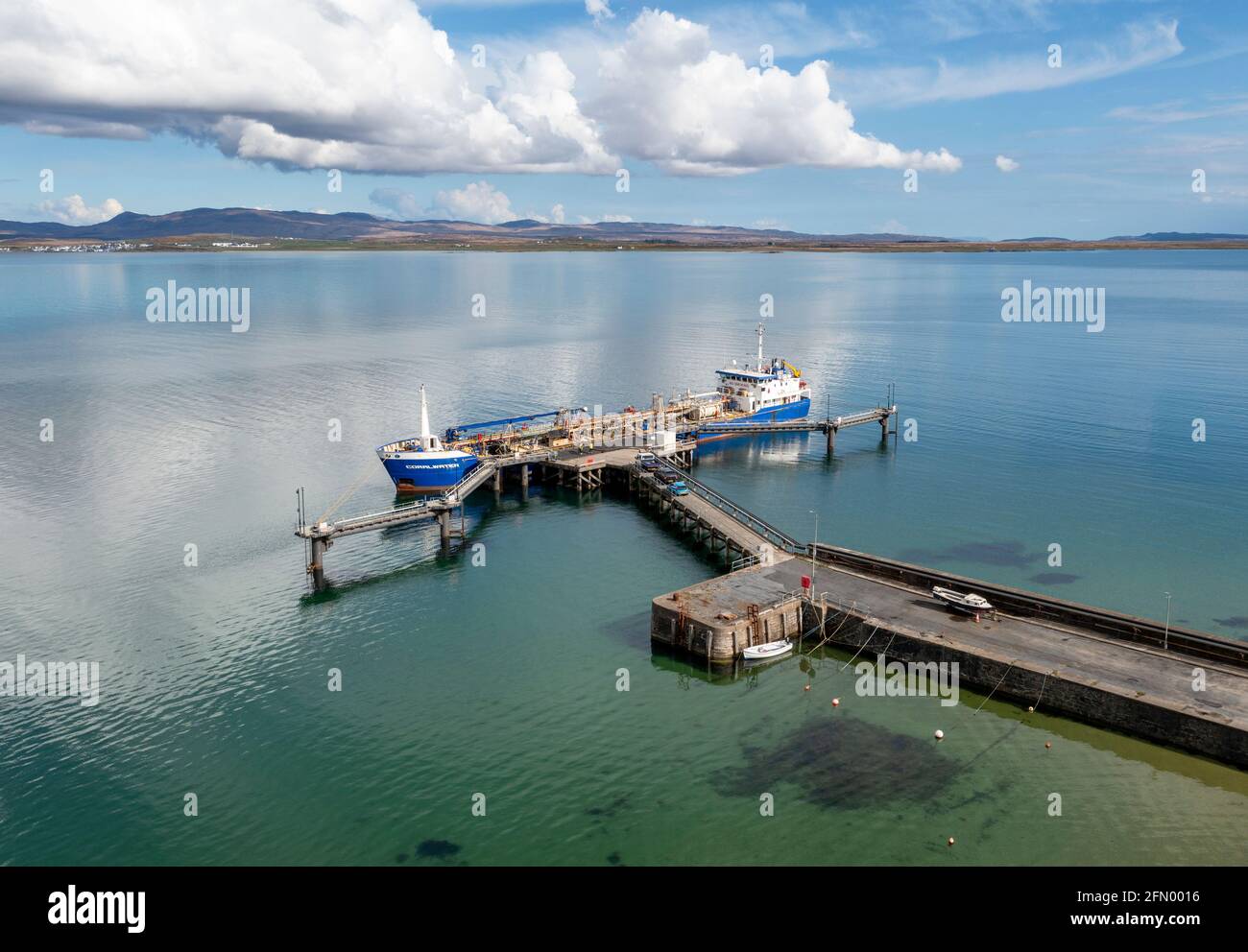 Luftaufnahme des Öltankers Coralwater, der am Bruichladdich Pier und der Bruichladdich Distillery, Islay, Inner Hebrides, Schottland, entladen wird Stockfoto